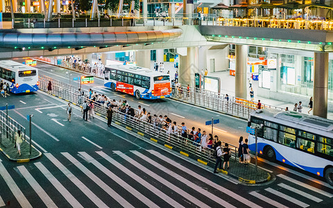 brt公交车公交车站排队等车背景