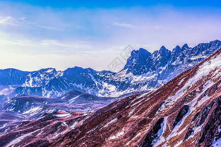 东川瑰丽的雪山风光背景图片