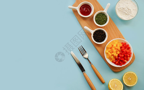 番茄彩椒餐桌上的诱人食材背景
