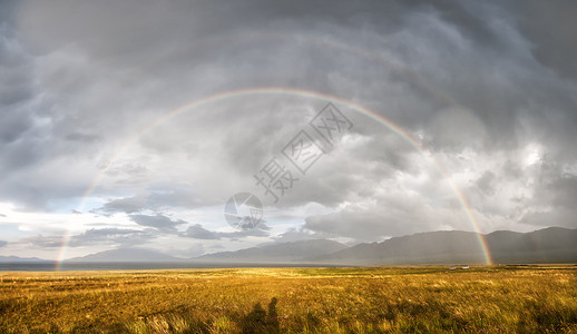 云气势新疆草原暴雨后彩虹背景