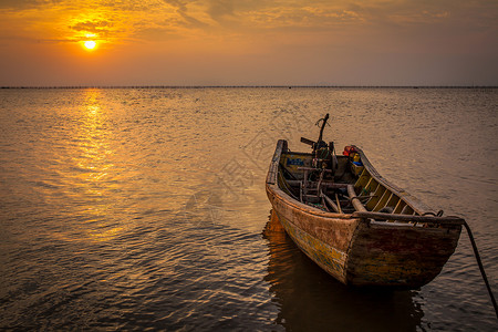 海边夕阳下的小船图片