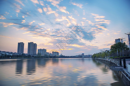 城市晚霞天空风景图片