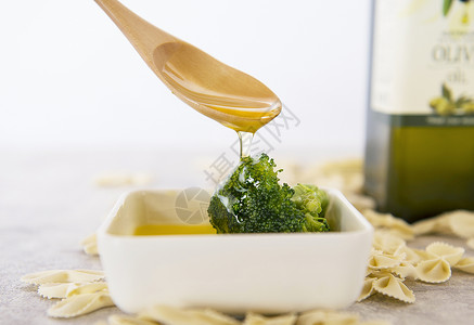 透明碗里蔬菜橄榄油美食摄影背景