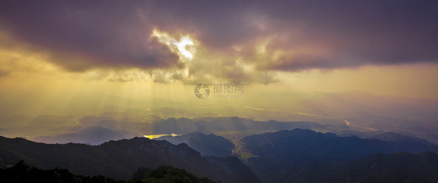 夕阳余晖下的括苍山图片