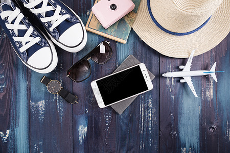 手机和墨镜夏日旅游飞行计划准备背景