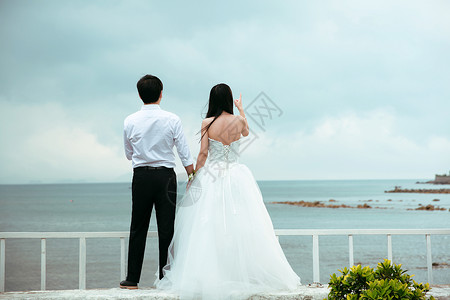 海边婚纱海边牵手看海婚纱背影背景