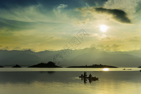 夕阳下的打鱼人背景图片