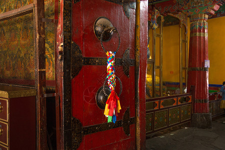 佛西青年西藏拉萨大昭寺特写的门背景