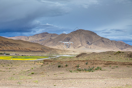 藏区无人机低飞高清图片