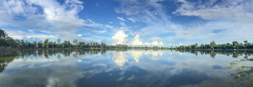 蓝天白云绿叶傍晚皇家浴池蓝天白云倒影全景背景