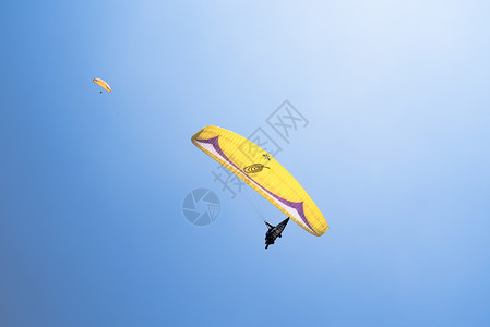 体育广告蓝天高空滑翔伞跳伞飞翔背景