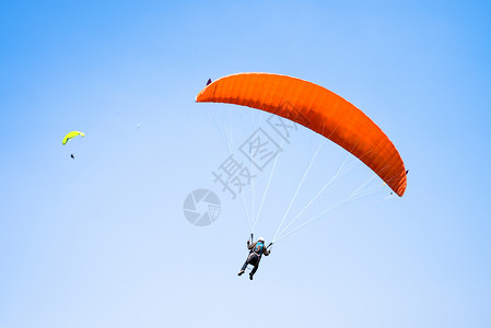 体育美的素材蓝天高空滑翔伞跳伞飞翔背景