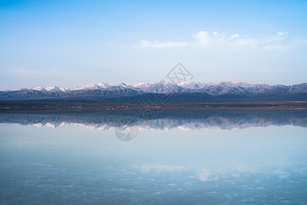 茶卡盐湖天空之镜山脉倒影高清图片
