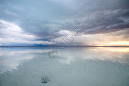 黑暗之魂素材茶卡盐湖天空之镜倒影背景