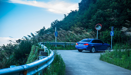 双logo宝马汽车的车身以及特写背景