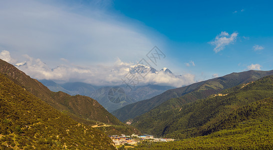 雪山云旗雪山下的村庄背景