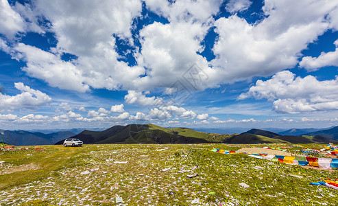 指尖在云端的越野车背景