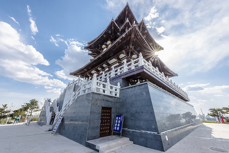 流云高大的古建背景