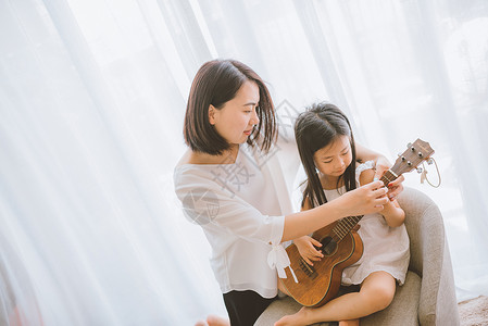 音乐玩具温馨家庭母女亲子教育背景