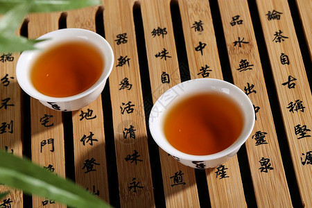 两杯红茶沉香茶叶背景