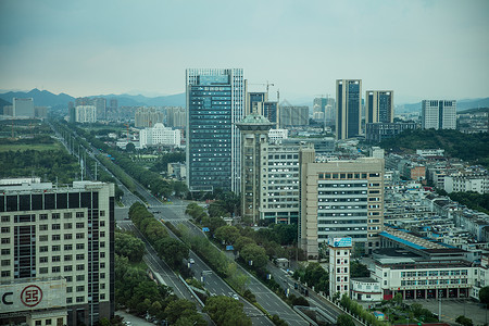 宁海世贸中心玻璃窗上的雨珠背景图片