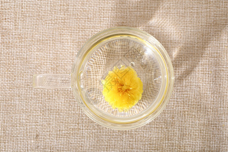 一朵菊花泡茶俯视图图片