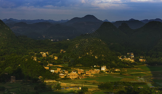 阳光下的小山村高清图片