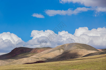 青藏线上的山丘和白云背景图片
