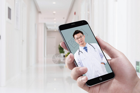 医生拿着手机用手机跟医生咨询健康设计图片