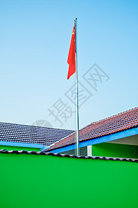 幼儿园升起的旗帜背景图片