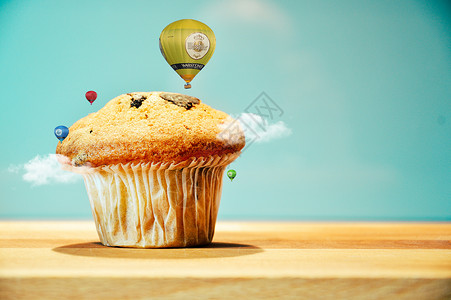 营养代餐蛋糕上超现实的热气球设计图片