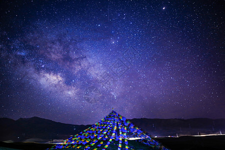 日月山星空星轨梦幻门高清图片