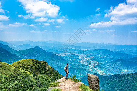藍色背景江西武功山旅游登山远望的男人背景
