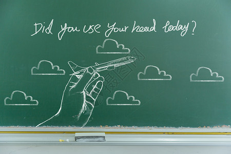 手写笔触黑板上天空世界设计图片