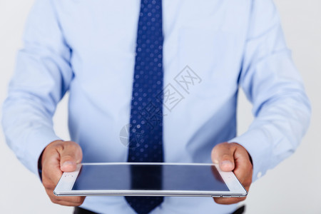 职业男性手持平板电脑图片