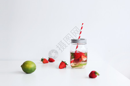 鲜艳美味草莓草莓柠檬梅森瓶排毒水背景