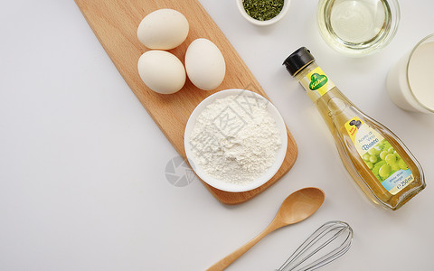 牛奶制作素材餐桌上的食材面粉鸡蛋橄榄油背景