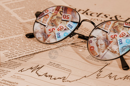 创意报纸眼镜里的金融设计图片