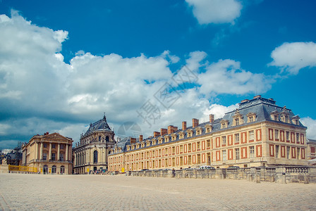 外国女老师蓝天白云下的法国凡尔赛宫背景
