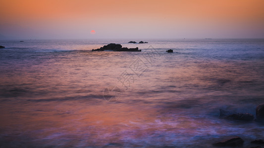 清晨的海浪海浪霞光明灭高清图片