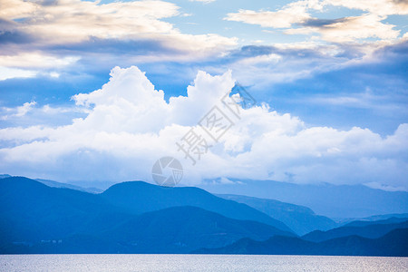 寂静的湖面远方的彩云背景