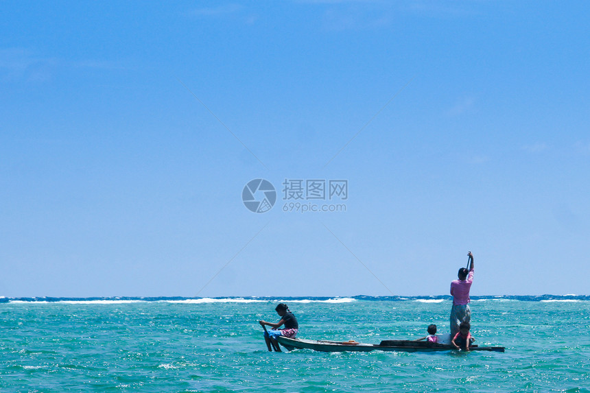 漂泊海上打渔的人图片