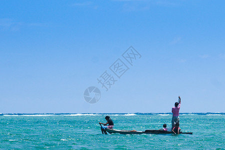漂泊海上打渔的人背景图片