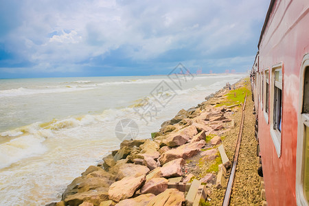 红色运动斯里兰卡千与千寻海边小火车背景