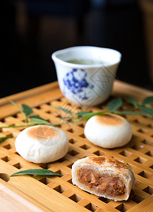 中秋节苏式肉丝馅月饼图片