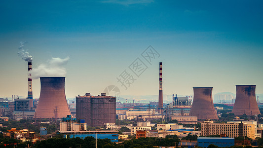 武钢的烟囱污染工业塔高清图片