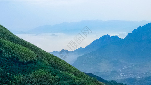 云雾缠绕中的山脉高清图片