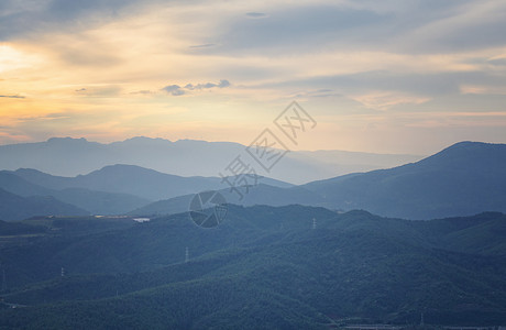 成功美女山峦起伏背景