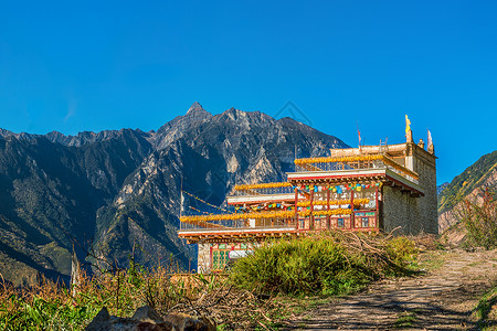 藏族风格墨尔多神山与藏居背景
