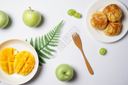 芒果酱餐桌上的食物摆盘背景